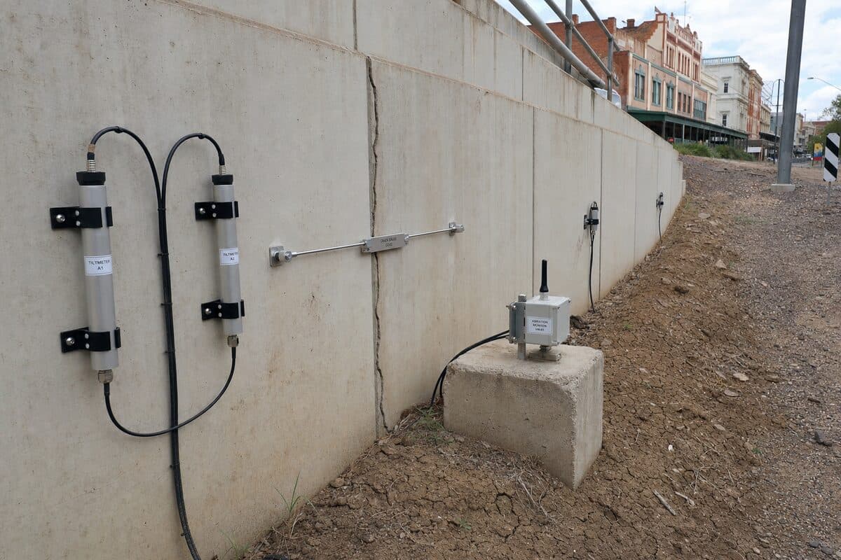 Roma retaining wall and utility corridor monitoring